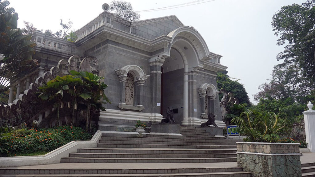 1280px-Bogor_Botanical_Entrance_2018