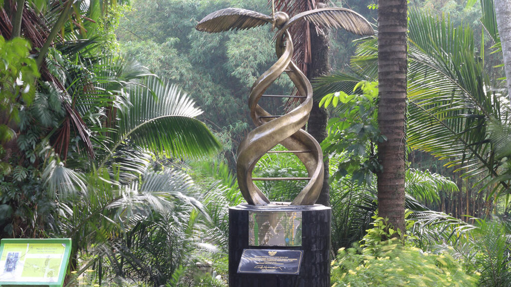 PALM_OIL_MONUMENT_IN_BOGOR_BOTANICAL_GARDENS
